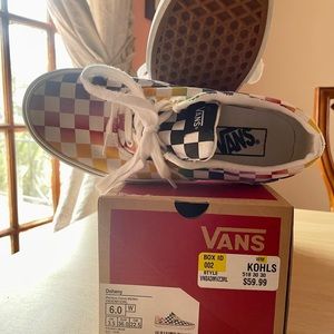 🛼👖🌻GIRLS VANS DOHENY MULTICOLOR…Sz 6…
Retail at $59.99